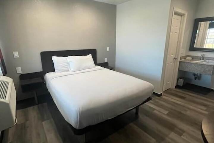 Deluxe Room 1 Queen Bed Refrigerator, Microwave (1 of 6)