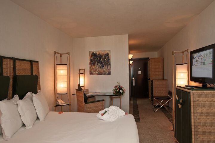 Room 12 of 102