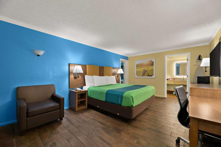 2 Queen Beds High Speed Internet Accessible Microwave and Refrigerator Work Desk Continental (4 of 7)