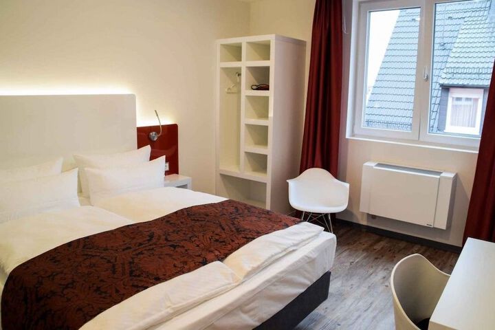Room 4 of 32