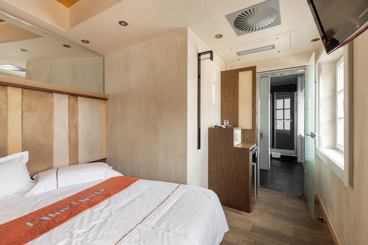 Room 8 of 20