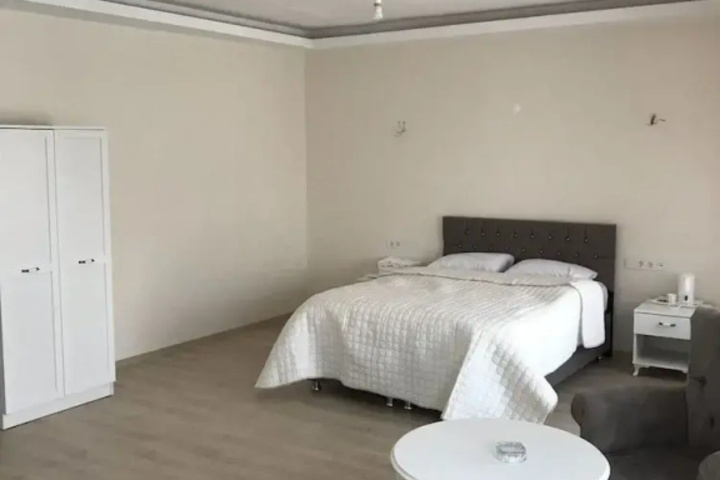 Room 6 of 11
