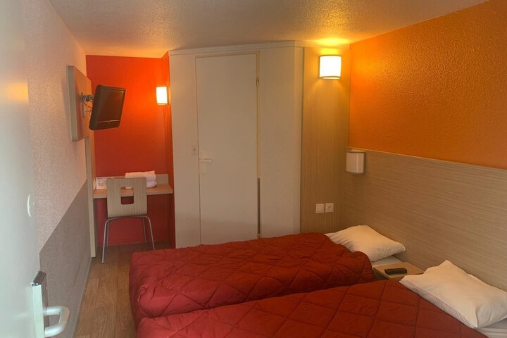 Room 3 of 33