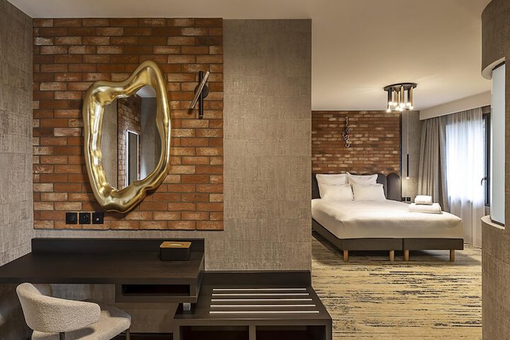Room 16 of 43