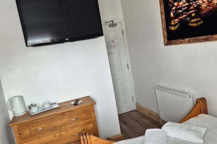 Room 8 of 28