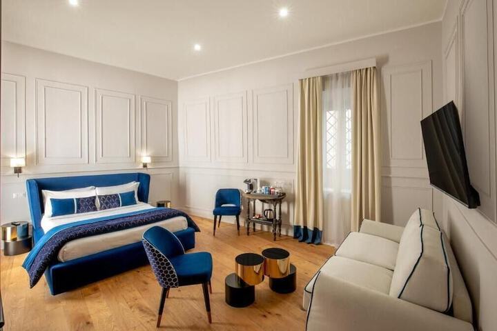 Room 10 of 33