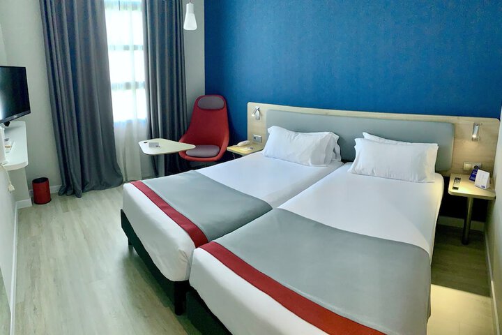 Room 6 of 30