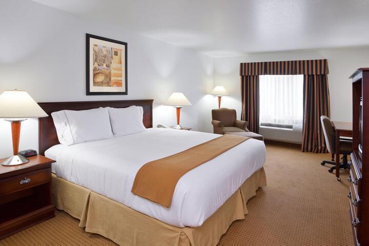 1 Queen Bed (6 of 9)