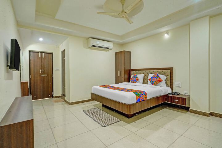 Room 13 of 33