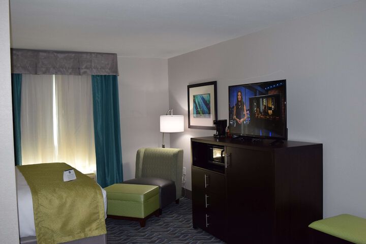 Accessible 1 King Mobility Accessible Communication Assistance Roll in Shower Microwave and Refrigerator WiFi Full Breakfast (1 of 12)