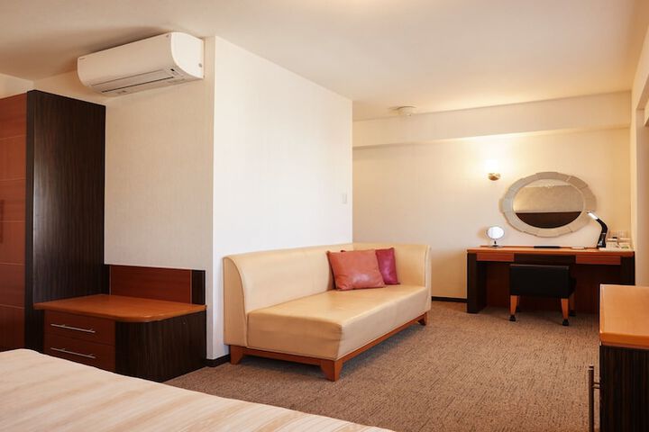 Room 33 of 102