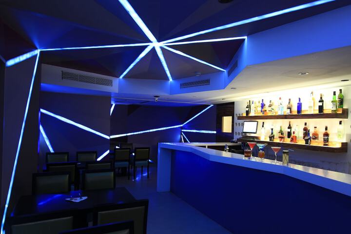 Lounge 70 of 83