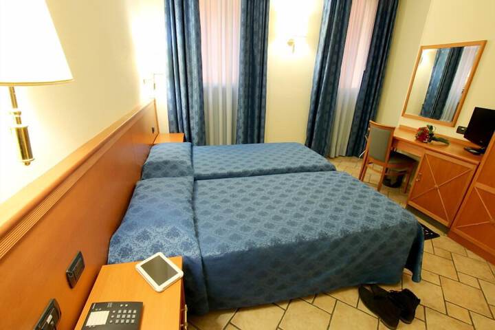 Room 9 of 120