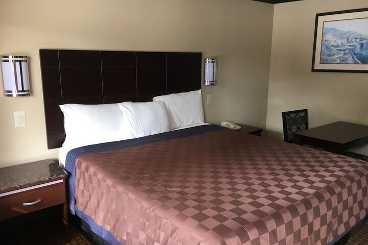 1 Queen Bed (2 of 15)