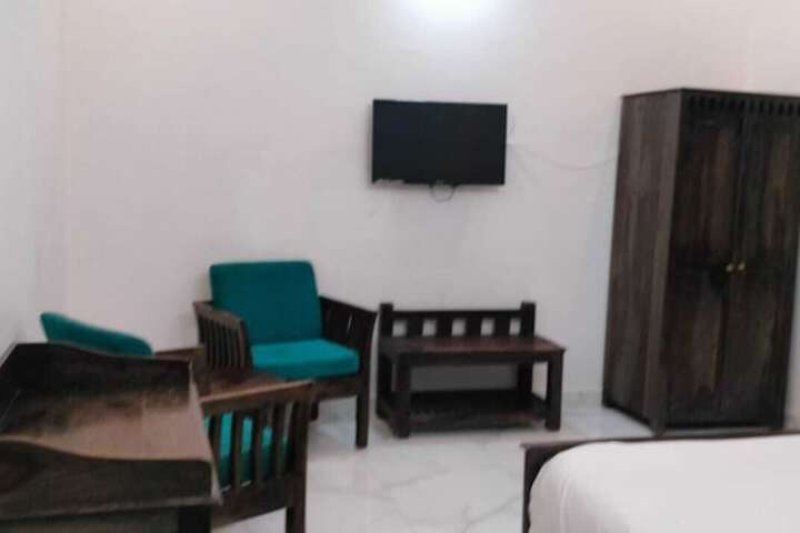 Room 4 of 8