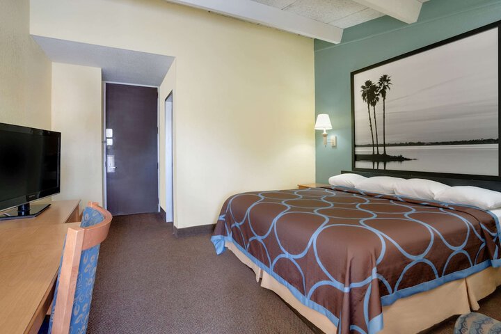 1 King Bed Deluxe Room (3 of 14)