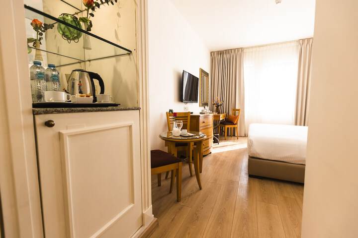 Room 8 of 16