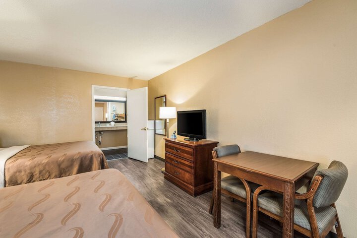 2 Queen Beds (9 of 13)