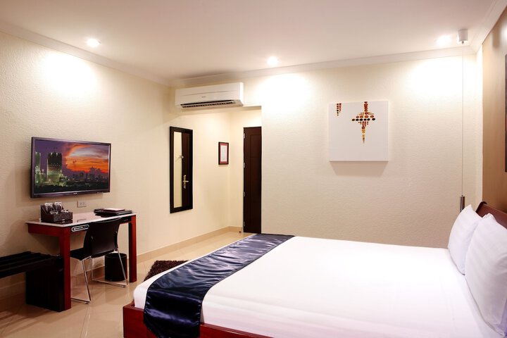 Room 13 of 40