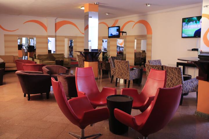 Lounge 74 of 98