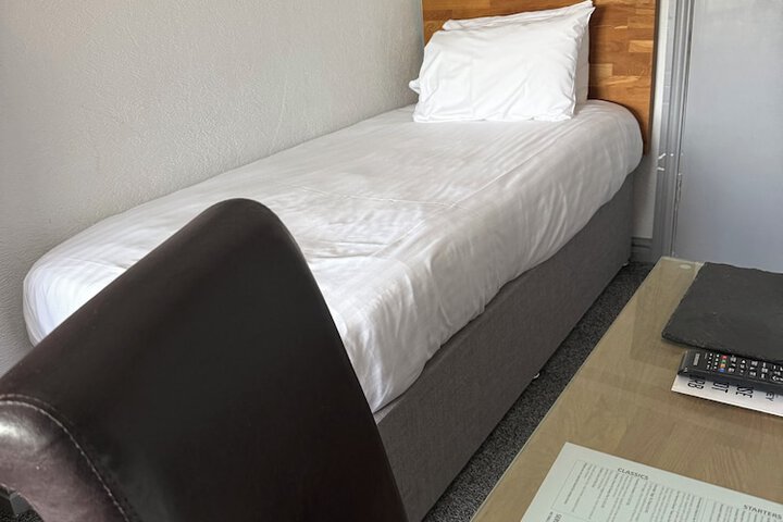 Room 25 of 142