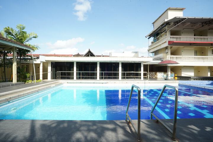 Hotel Pool