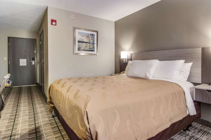 1 Queen Bed (7 of 21)