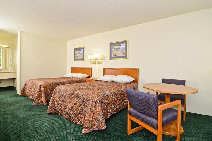 2 Double Beds (1 of 14)