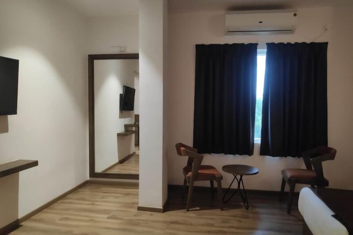 Room 32 of 51