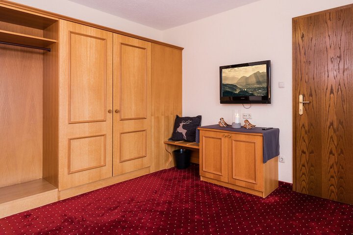Room 4 of 42