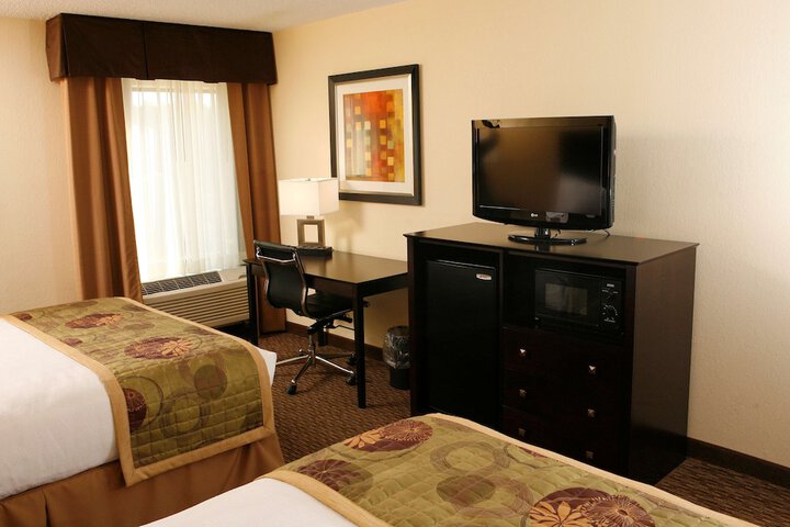 2 Queen Beds Microwave, Refrigerator WiFi Full Breakfast (4 of 8)