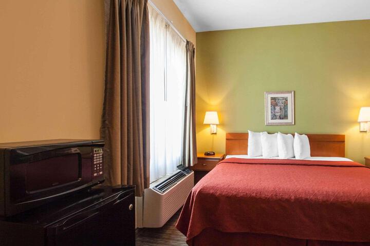 1 King Bed (2 of 8)