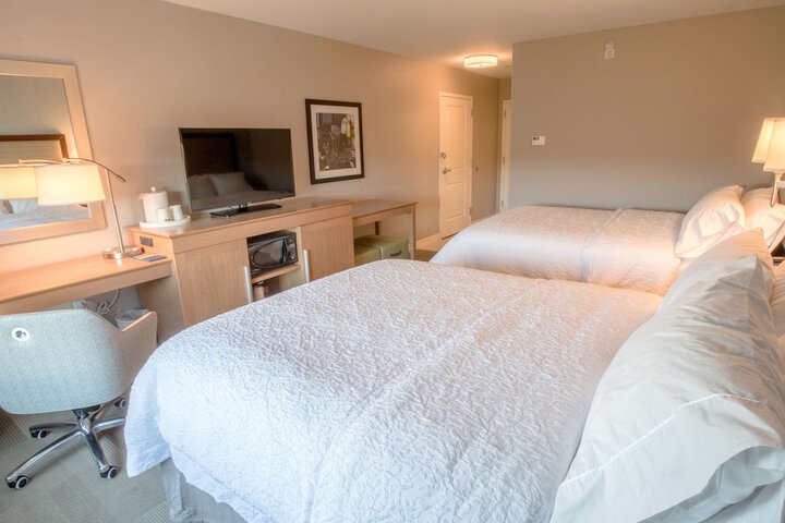2 Queen Beds (1 of 12)