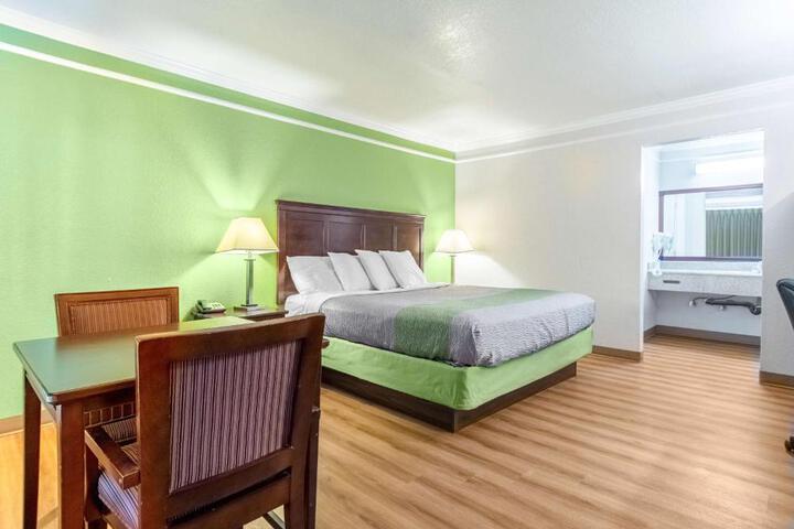 1 King Bed (4 of 10)