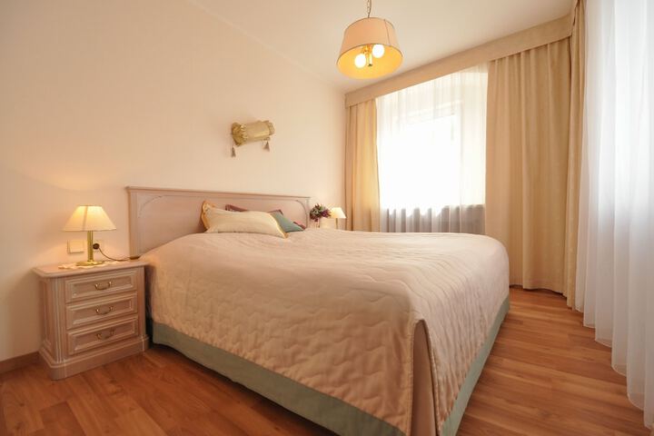 Room 4 of 49