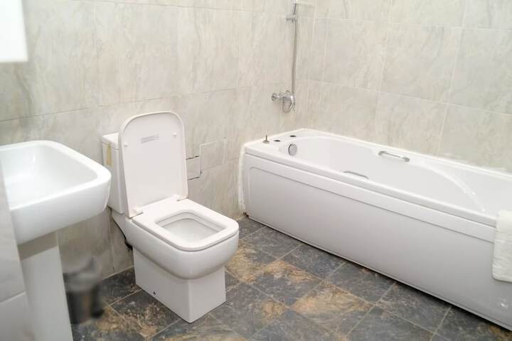 Room 5 of 9