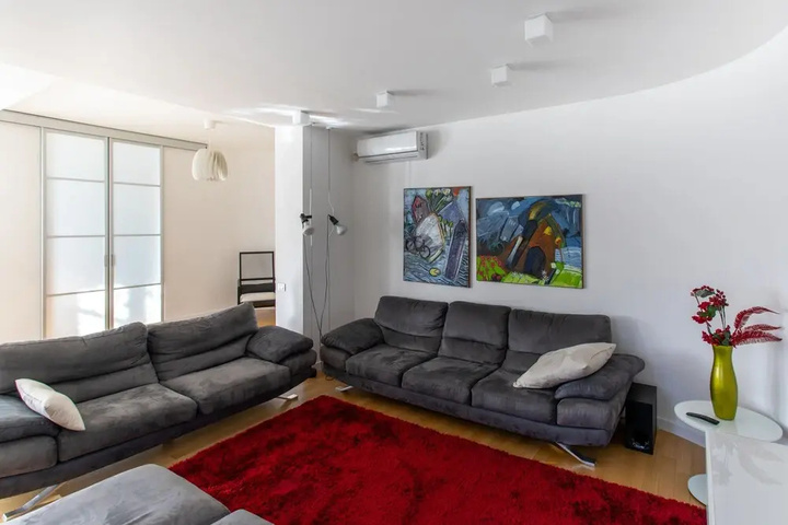 Room 10 of 16