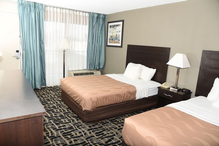 2 Double Beds (12 of 17)