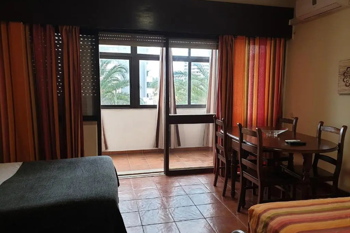 Room 2 of 10