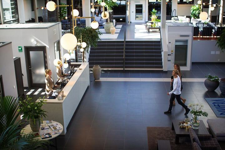 Entrance & Lobby