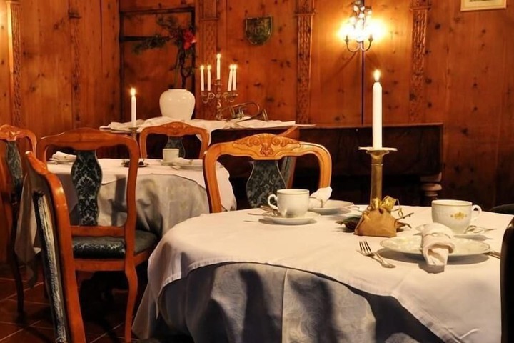 Dining 8 of 25