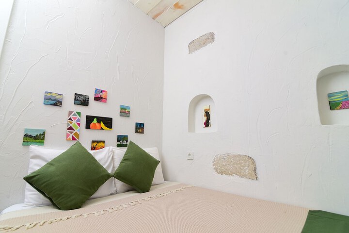 Room 8 of 42