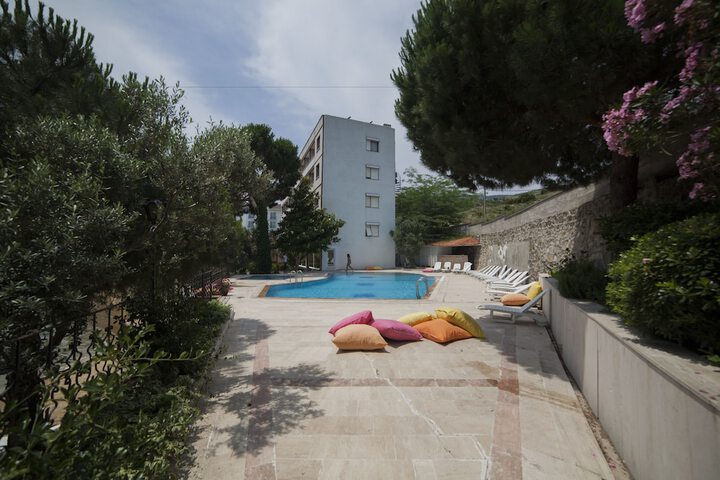 Pool 10 of 25