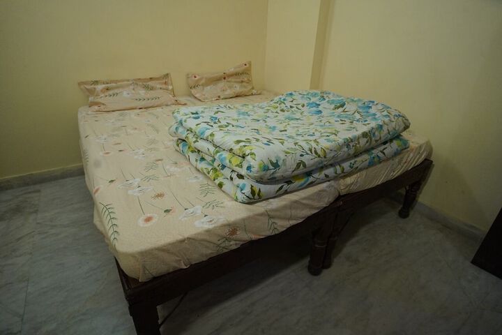 Room 4 of 8