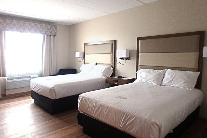 2 Queen Beds (6 of 8)