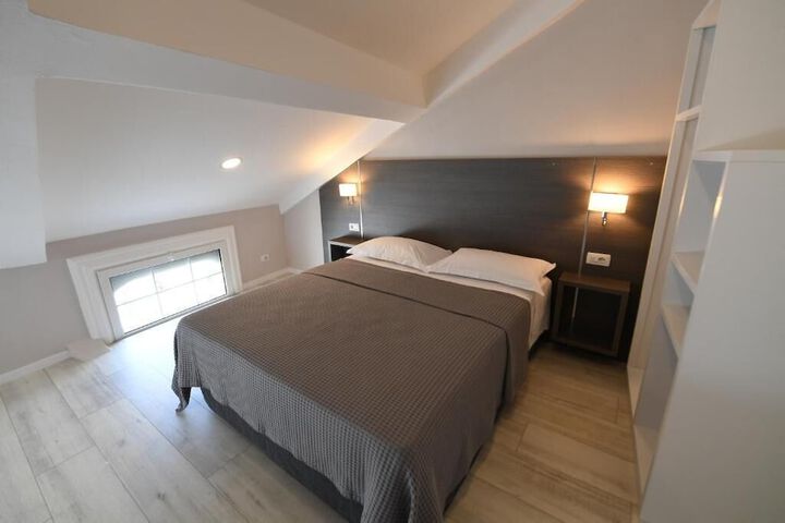 Room 14 of 33