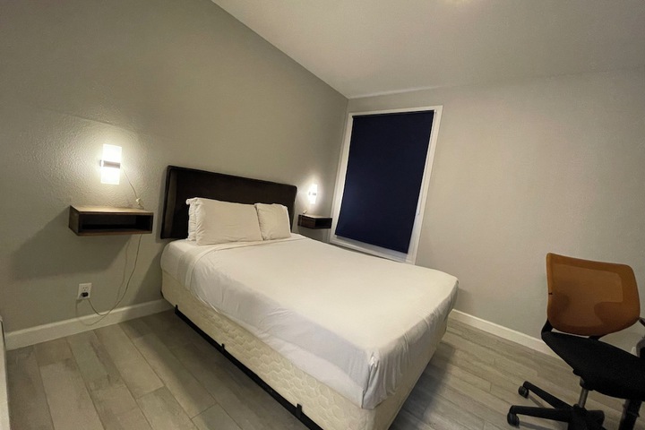 Room 4 of 16