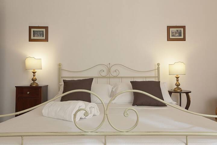 Room 10 of 83