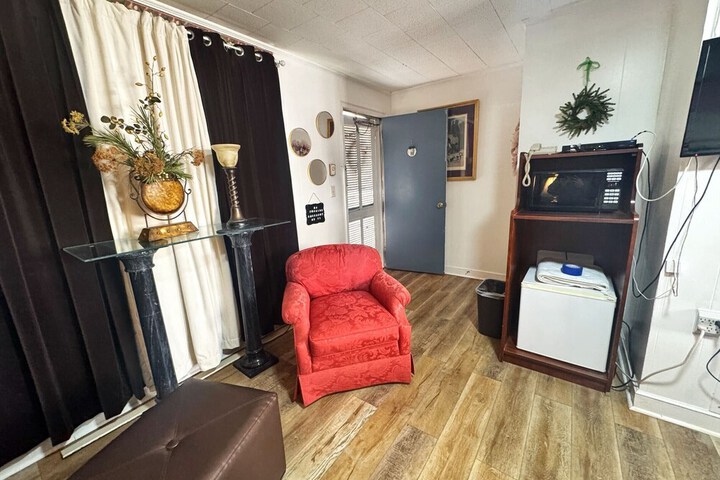 1 Queen Bed (8 of 8)
