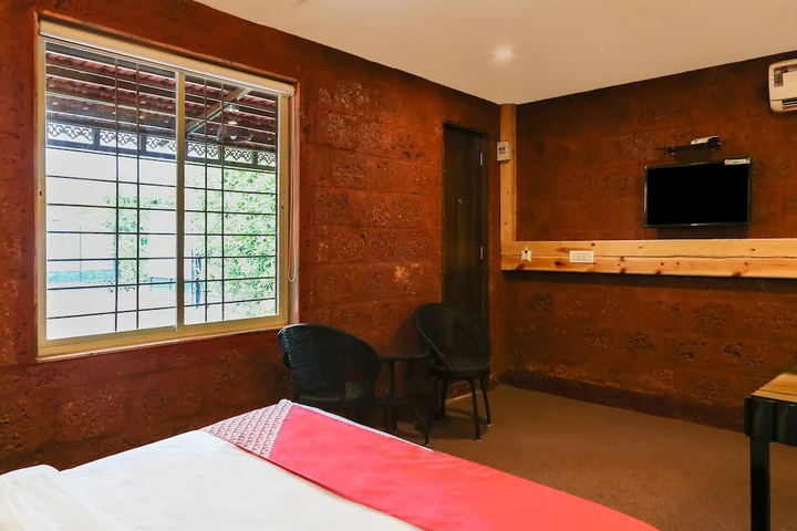 Room 4 of 12